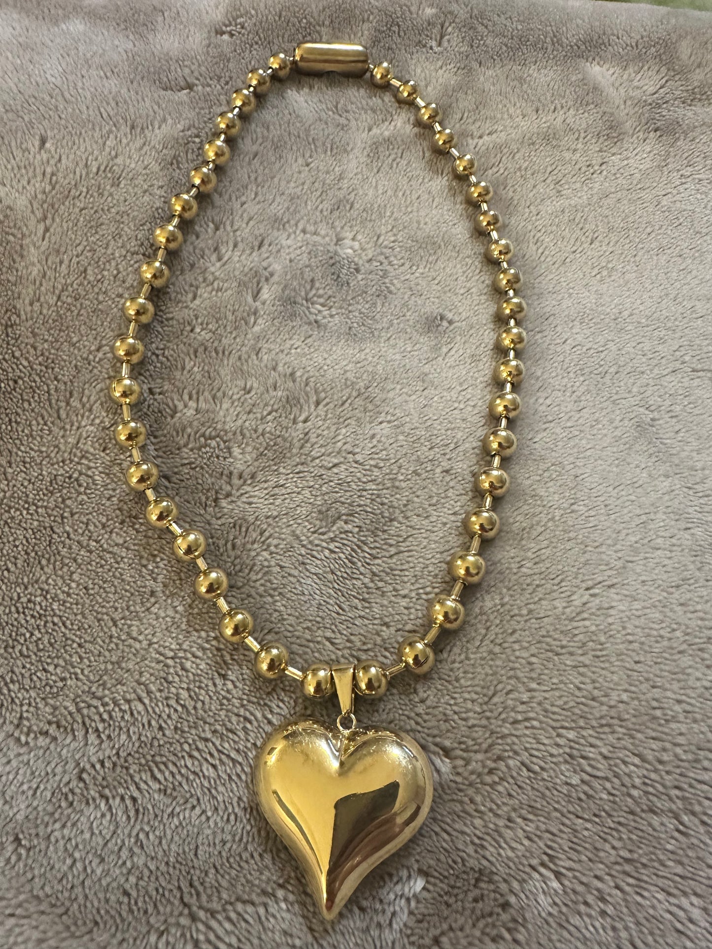 Ball Necklace and Heart Pendant Color Gold